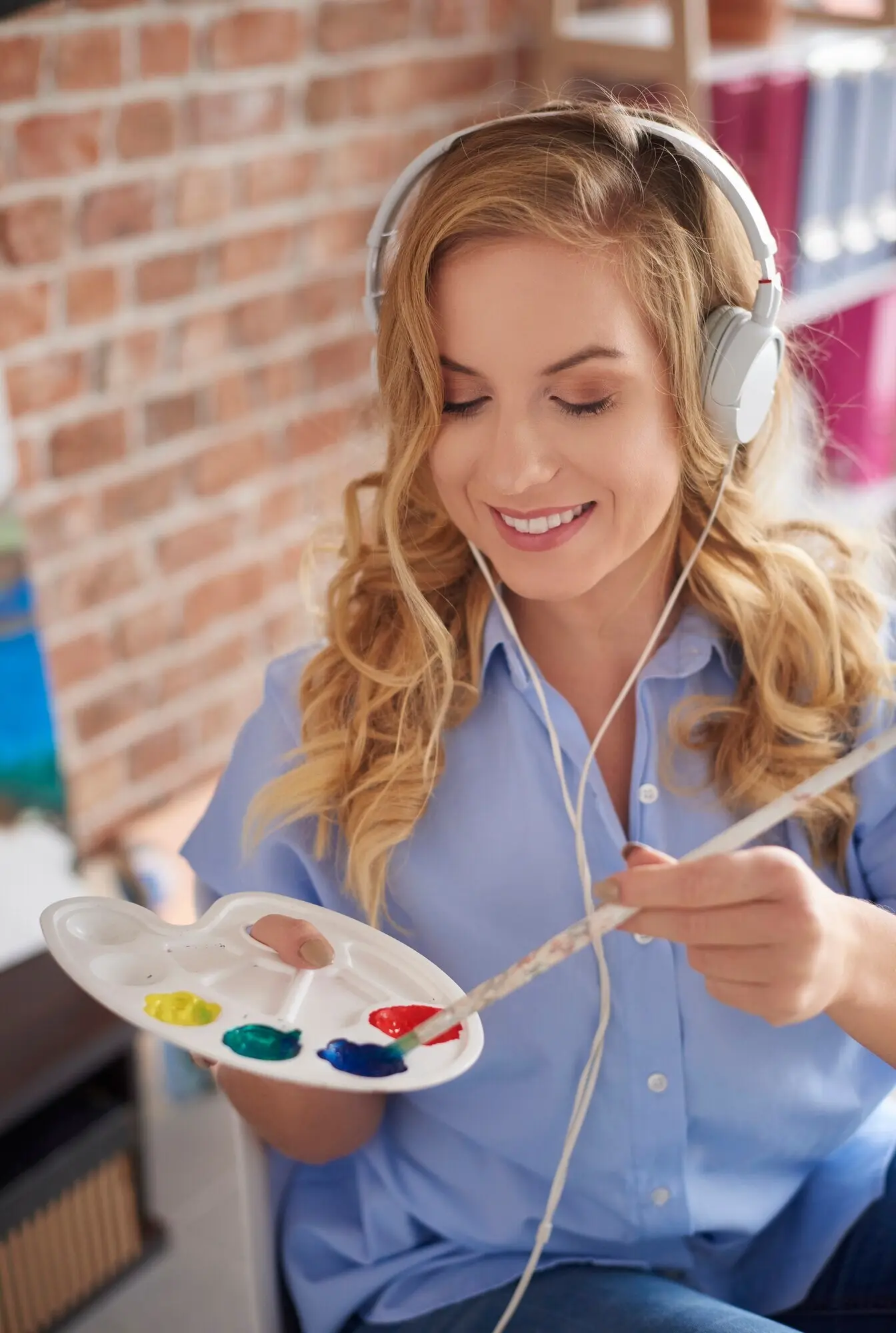 Eine Frau entspannt sich, während sie Bilder malt.